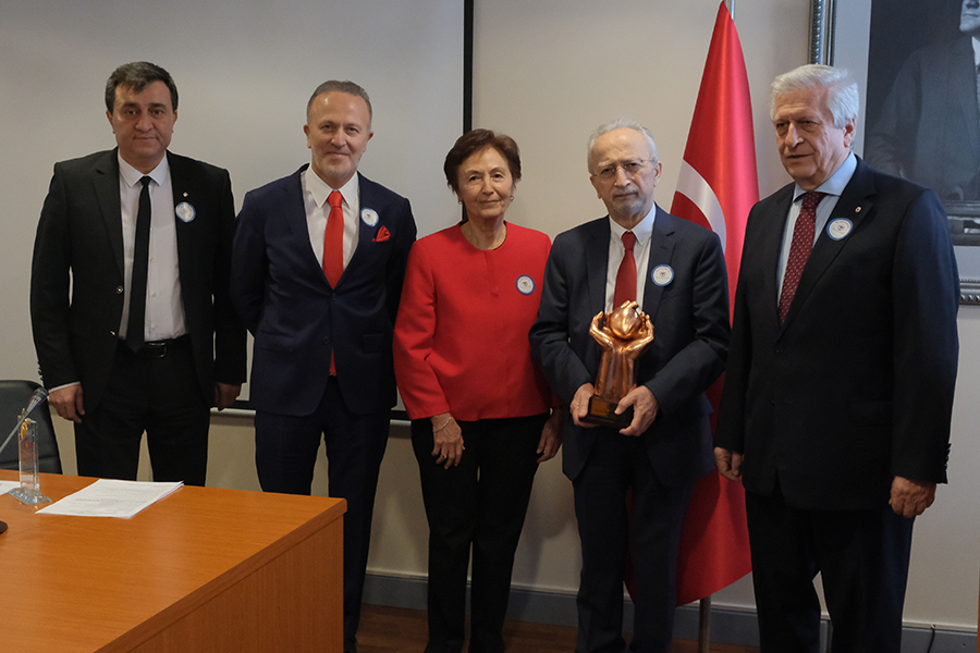 Türk Kalp Vakfı özel ödülünün sahibi Doç. Dr. Mehmet Balkanay oldu.